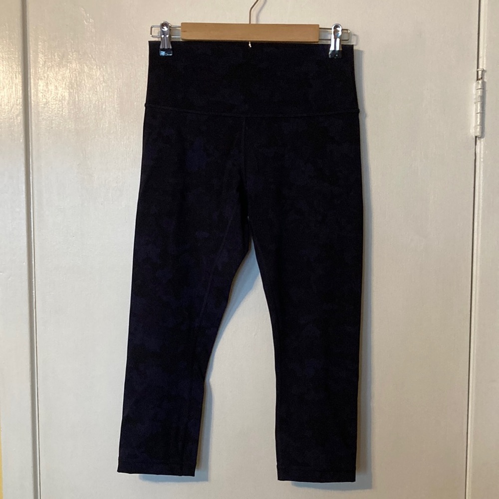 lululemon athletica dark black and blue camo print gym leggings